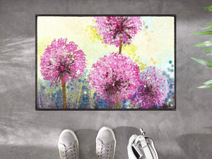 Bild in Slideshow öffnen, Fußmatte mit lilafarbenen Blumen auf dem Fußboden
