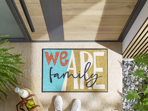 Bild in Slideshow öffnen, Fußmatte mit Schriftzug &quot;we are family&quot; vor der Tür
