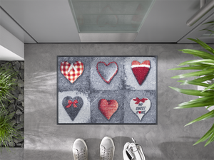 Bild in Slideshow öffnen, Fußmatte mit Herzmotiven in grau und rot vor der Eingangstür
