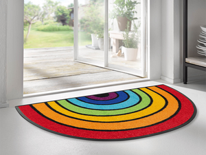 Bild in Slideshow öffnen, Fußmatte mit buntem Regenbogen im Eingangsbereich
